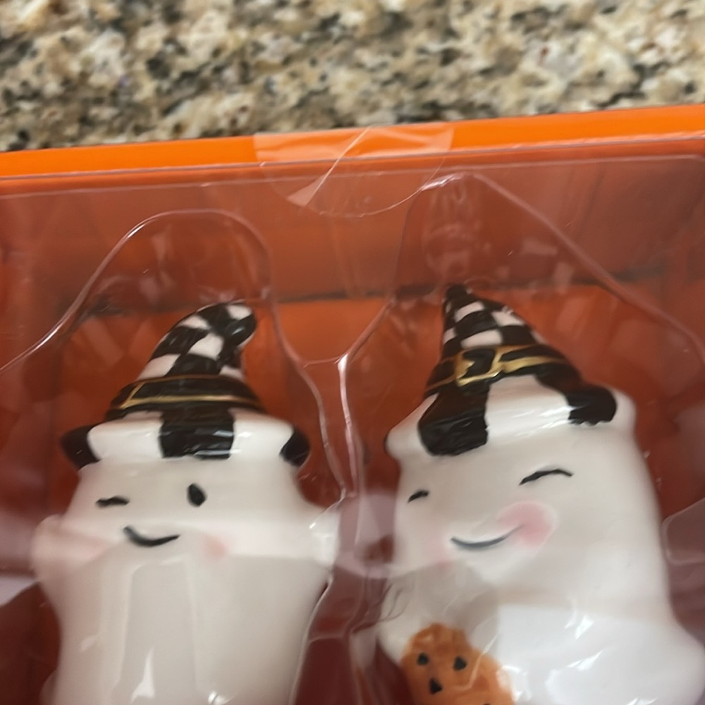 Ghost Salt & Pepper Set - Picture 3 of 3